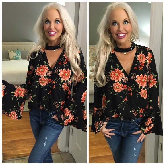 ❤️LAST 1! Black Surplice Floral Bell Sleeve Top! - Picture 2 of 3